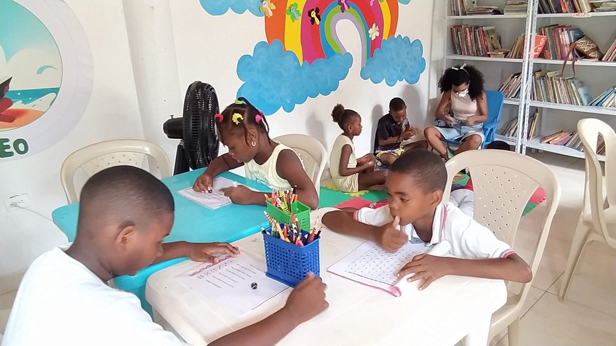 Niños de Club de Tareas en actividad de apoyo escolar